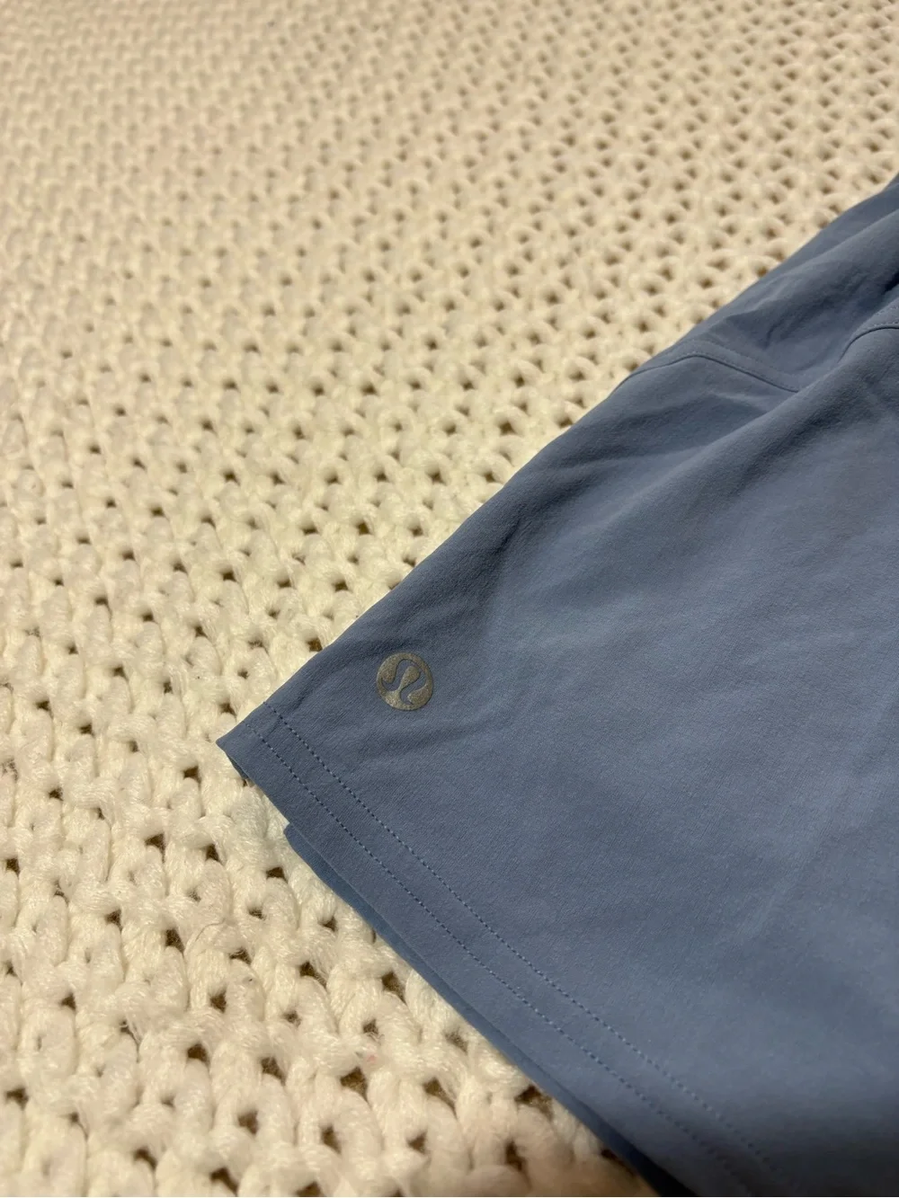 lululemon blue willow/white lightweight relaxed short 3” long liner size 6
